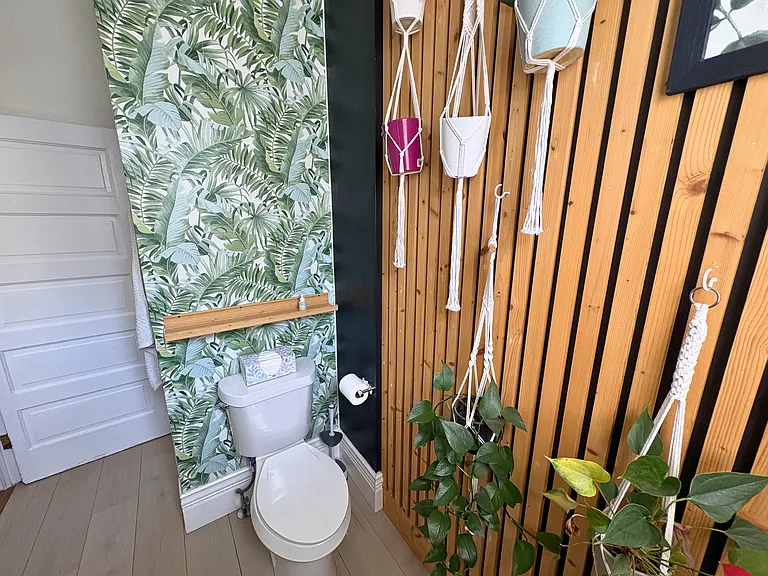 Bathroom with bedroom 2