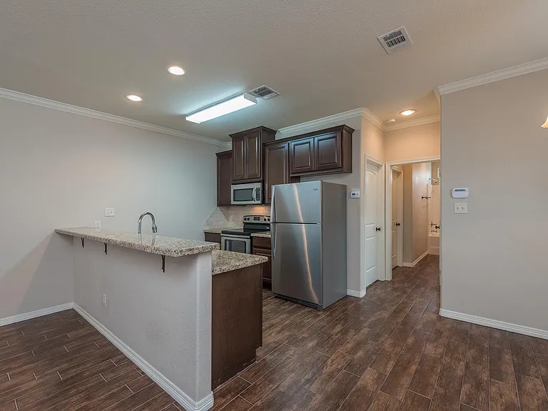 300 Live Oak St — Photo 3