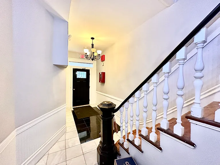 470A E 4th St #5 — Photo 10
