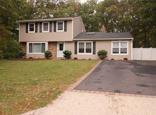 17 Ashford Dr, Ridge, NY 11961