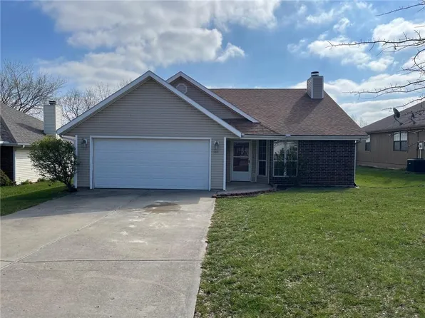 1011 Fox Run Dr, Warrensburg, MO 64093