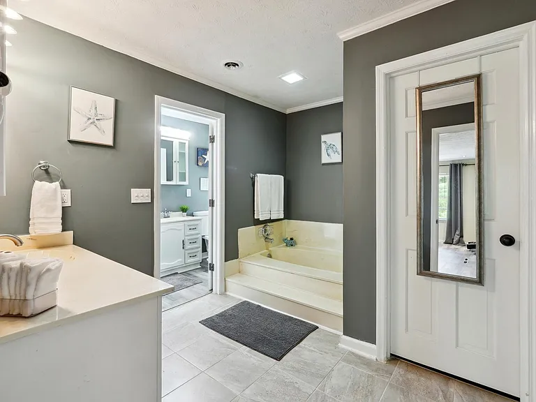 Full Master Bathroom (tub + shower + 2 sinks + 2 closets) -Upstairs Level
