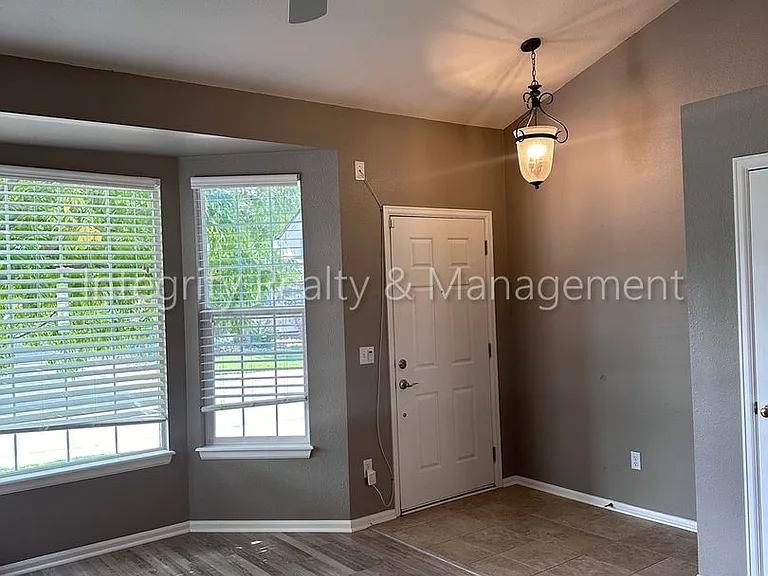 1041 Laurenwood Ln — Photo 5