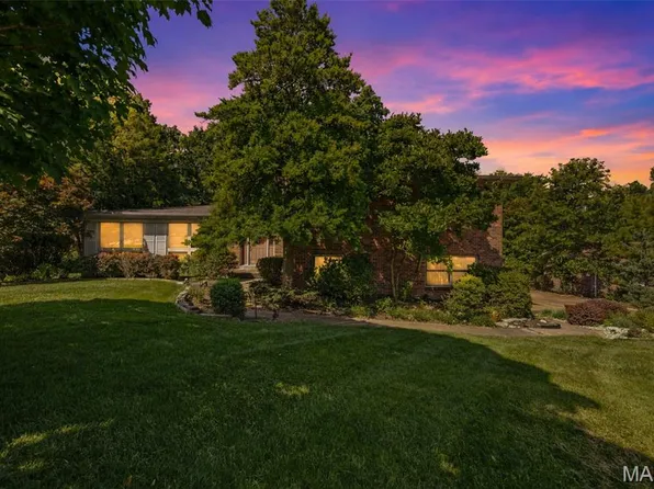 10806 Forest Circle Dr, Saint Louis, MO 63128