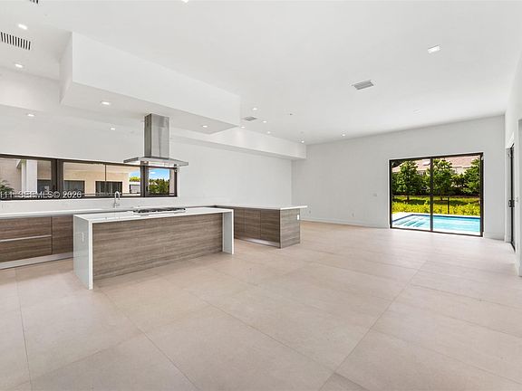 5th image of 16700 Botaniko Dr N