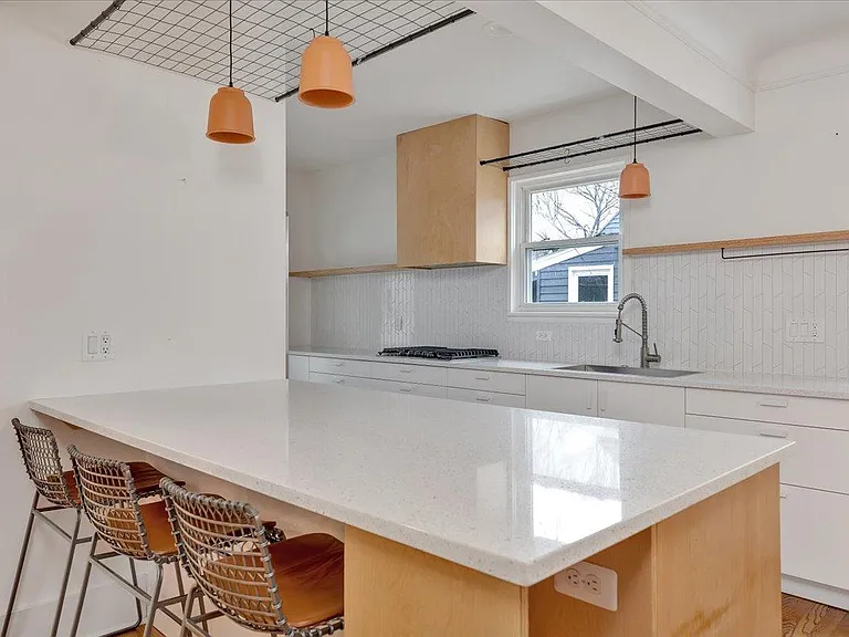 271 E Woodland St — Photo 6