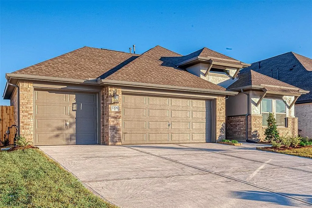 4 bed, 3.0 bath, 2057 sqft, $2,595 — Photo 1