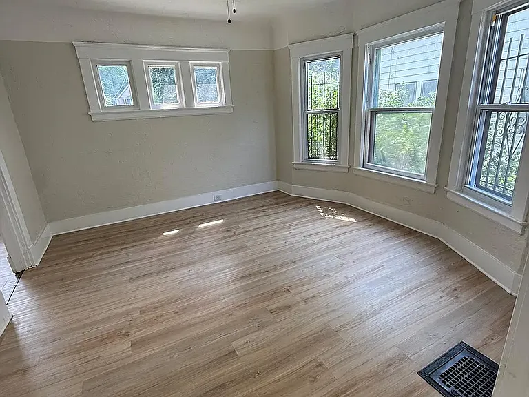 10402 Kempton Ave — Photo 3