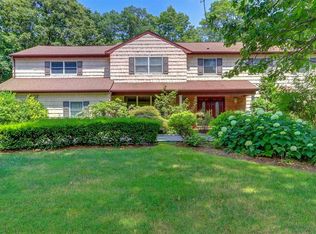 70 Geralind Dr, Syosset, NY 11791