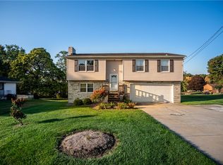 336 Pershing Dr, Farrell, PA 16121