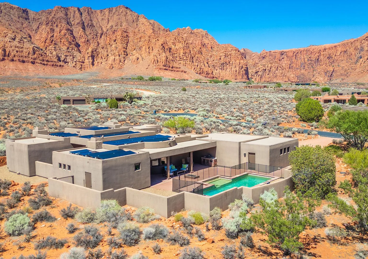 Exquisite Custom Home in Prestigious Community with Breathtaking Views — Photo 2