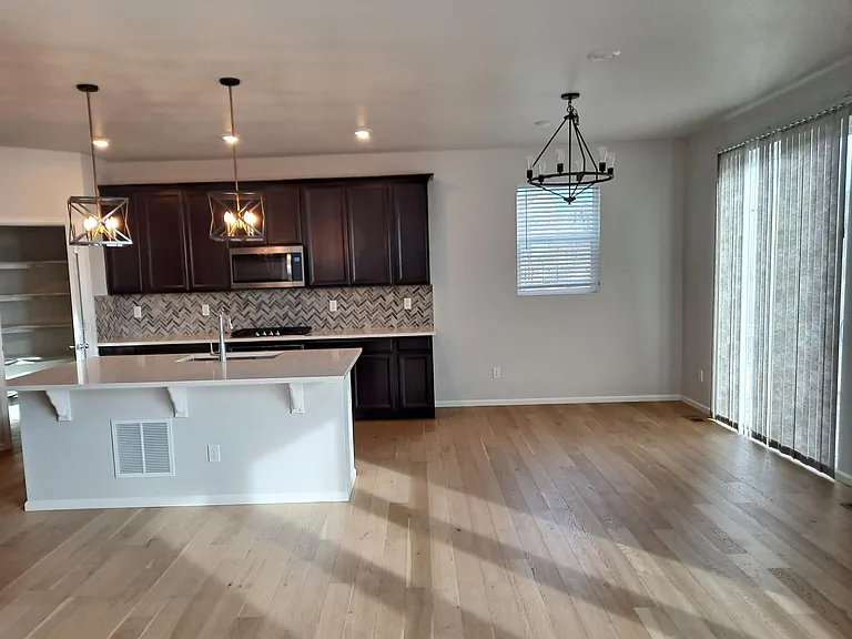 470 Hyde Park Cir — Photo 4