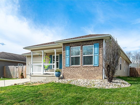 3rd image of 823 Twin Oaks Drive