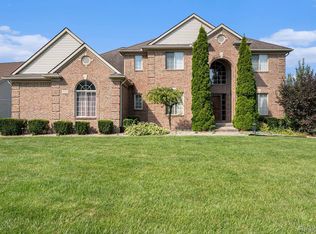 9215 Village Woods Ct, Grand Blanc, MI 48439