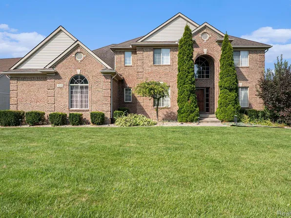 9215 Village Woods Ct, Grand Blanc, MI 48439