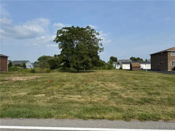 6983 Plaza Dr #29, Niagara Falls, NY 14304