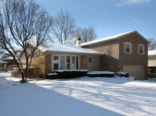 2011 E Seneca Ln, Mount Prospect, IL 60056