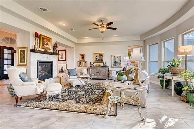 1st image of 305 Katie Dr
