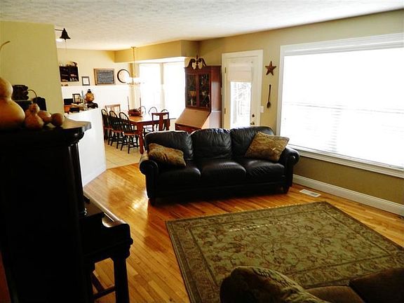 4th image of 479 Bunchberry Dr