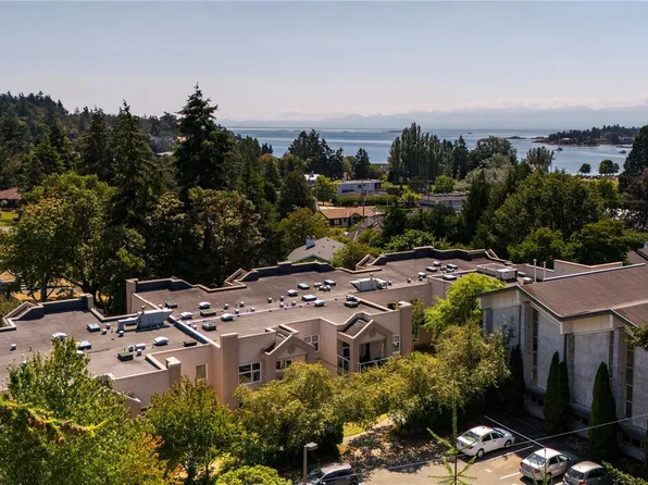 3915 Saint Georges Ln #105, Saanich, BC V8N 4E3