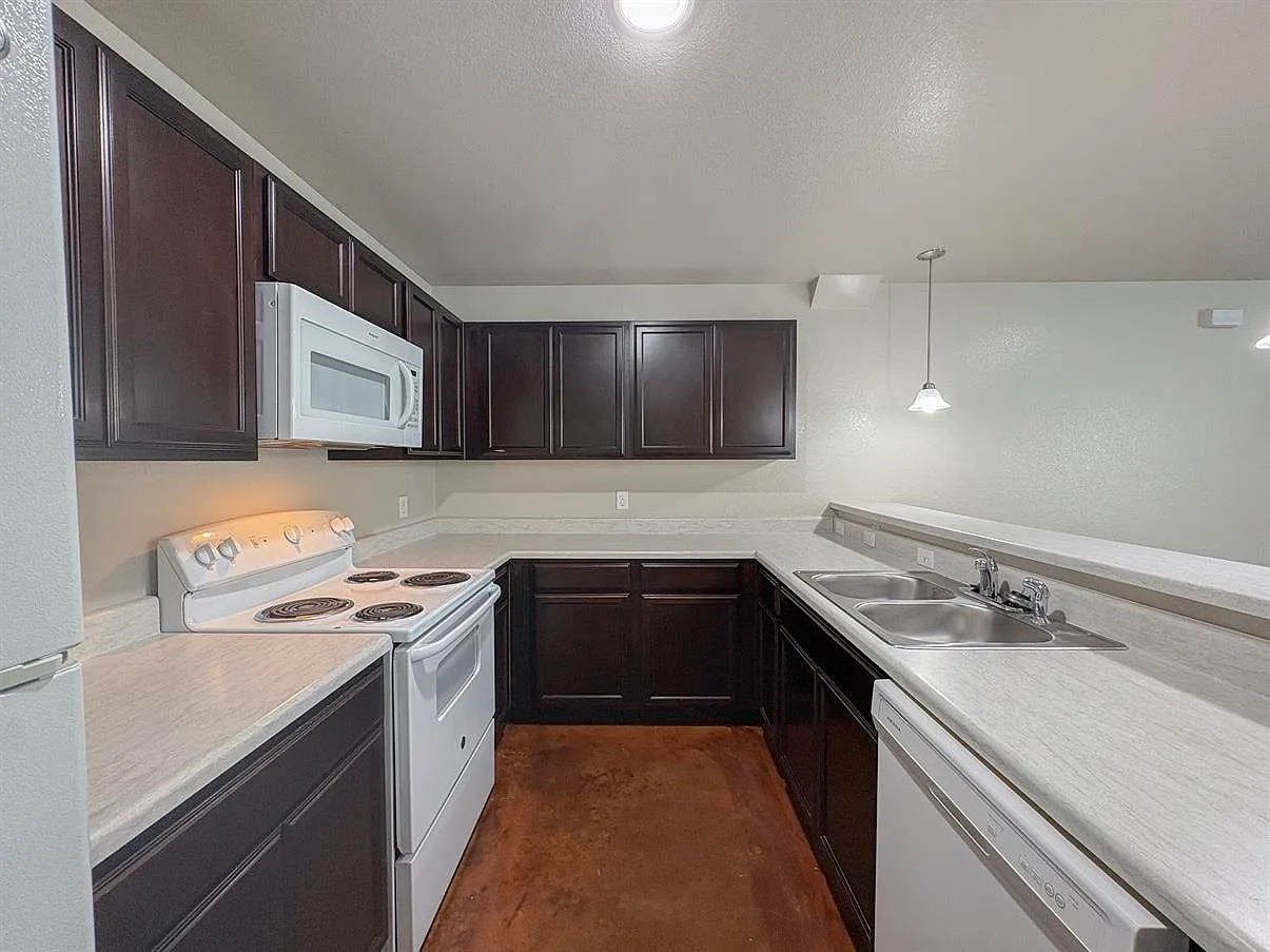 Midtown Apartments — Photo 3
