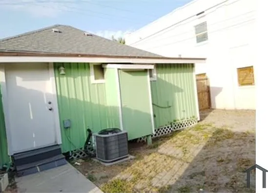 411 Palo Alto St — Photo 2