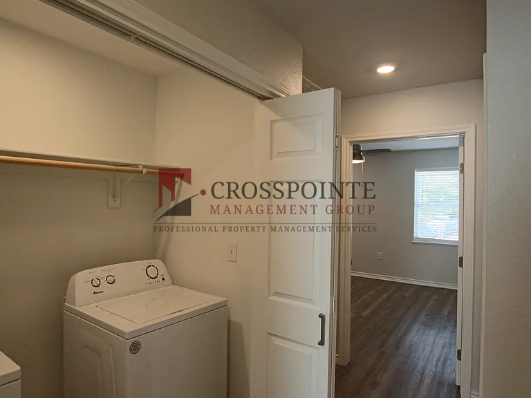 1927 Lindbergh Dr #301 — Photo 45