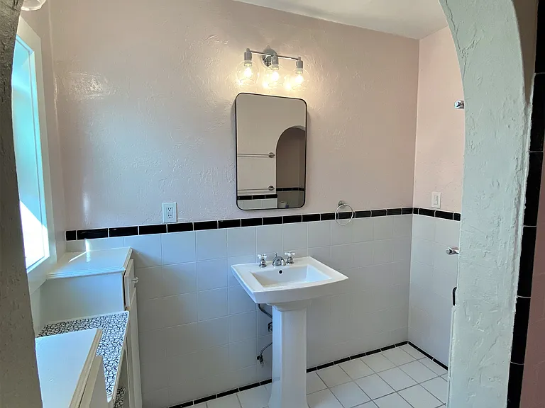 613 Roycroft Ave — Photo 9