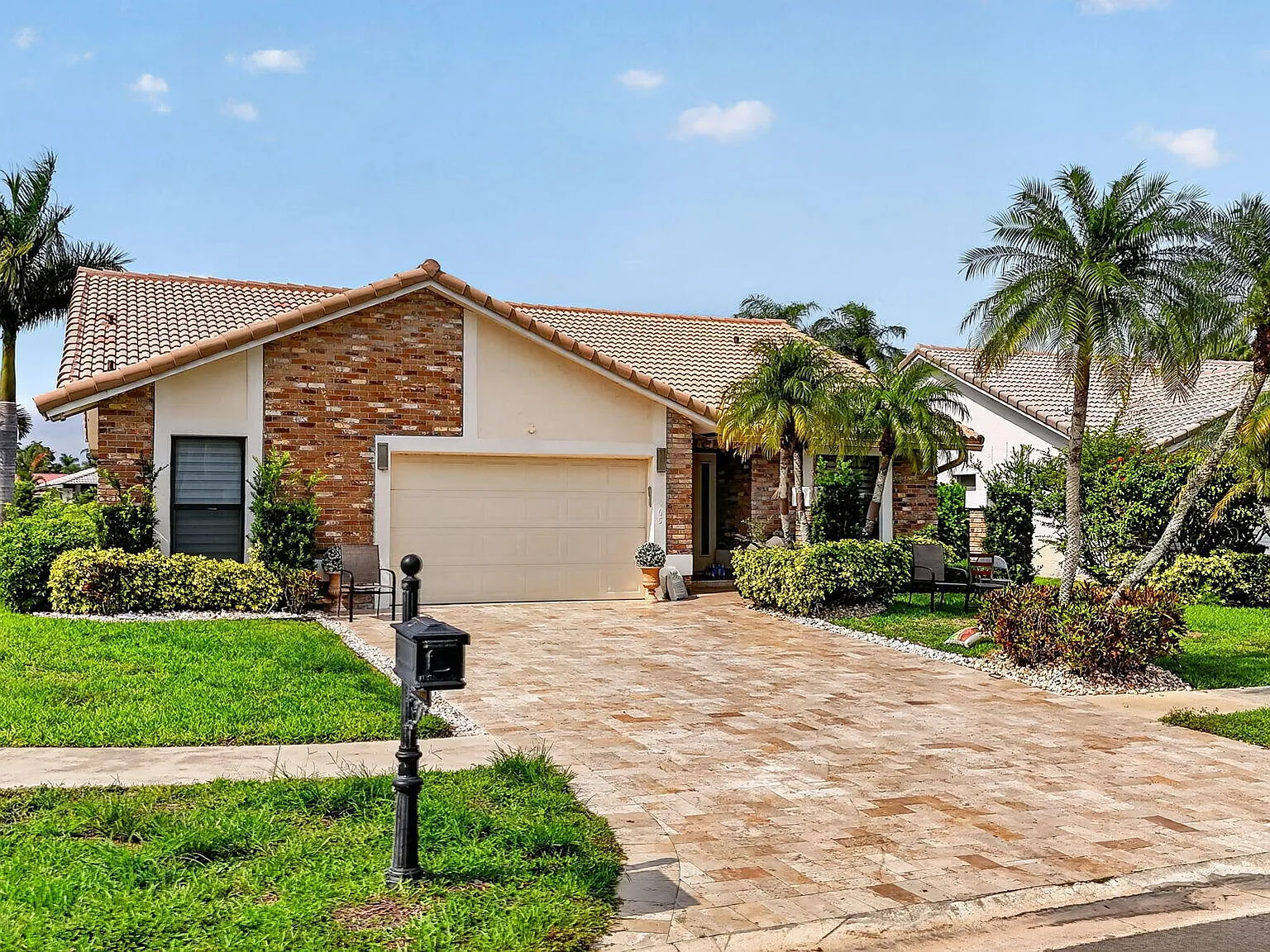 3 bed, 2.0 bath, 2128 sqft, $4,999 — Photo 2