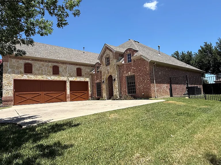 2207 Canterbury Dr — Photo 3