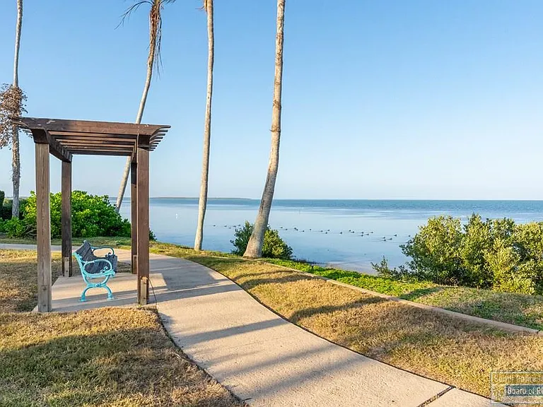 133 Oleander Dr — Photo 48