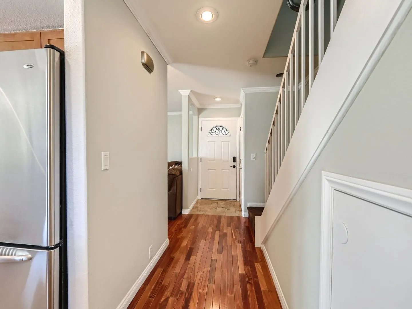 Beautifully partially furnished townhome in Las Vegas Country Club — Photo 2