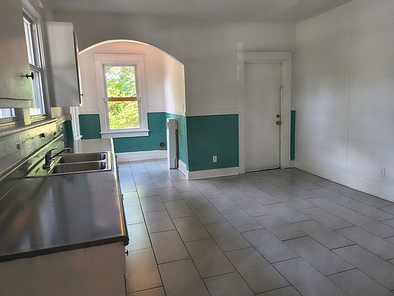 3rd image of 403 Caulder Ave #1