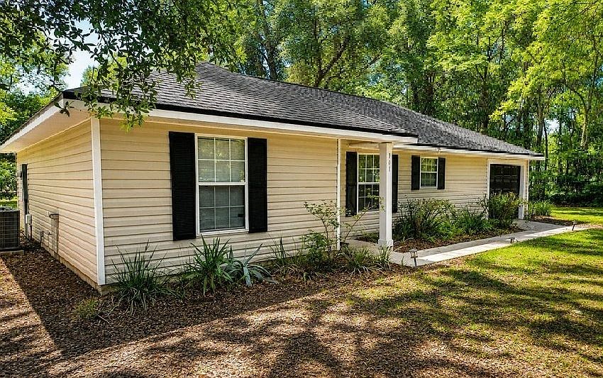 1st image of 901 SW Pecan St