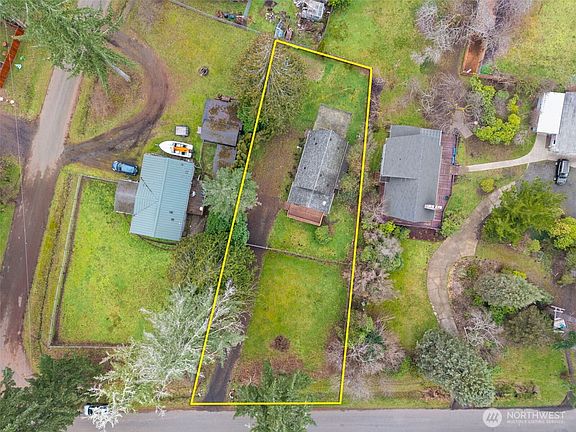 3rd image of 371 E Lakeshore Drive W