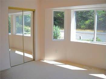 4th image of 555 Dolphin Ave NE