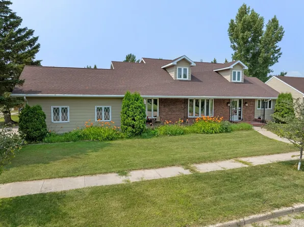 424 Kersten St, Bottineau, ND 58318