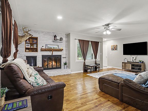 3rd image of 751 Riverview Dr