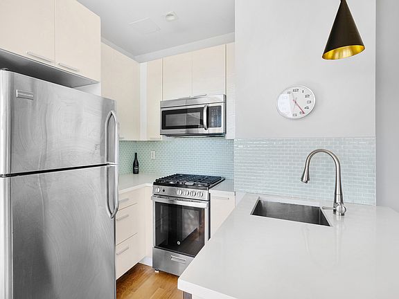 5th image of 1433 Dekalb Ave APT 4C