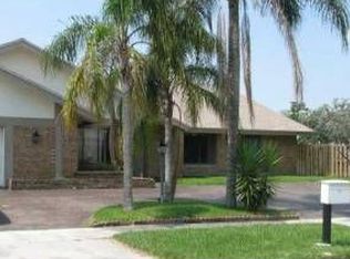 7498 NW 49th St, Lauderhill, FL 33319