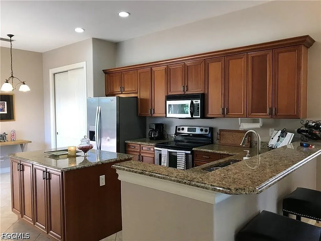 3 bed, 3.0 bath, 1886 sqft, $4,250 — Photo 3