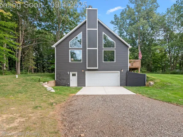9760 Copper Ridge Dr, Fowlerville, MI 48836
