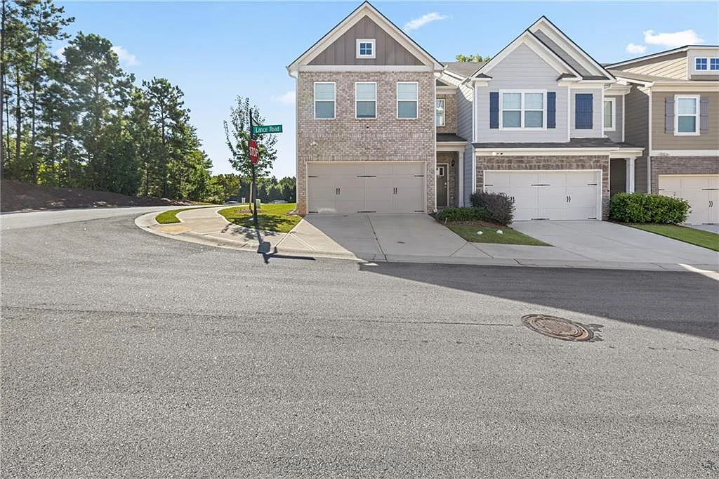 3 bed, 2.5 bath, 2024 sqft, $2,695 — Photo 1
