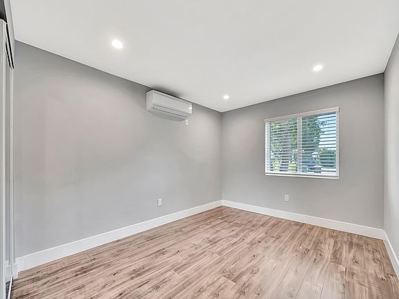5th image of 7958 Amestoy Ave