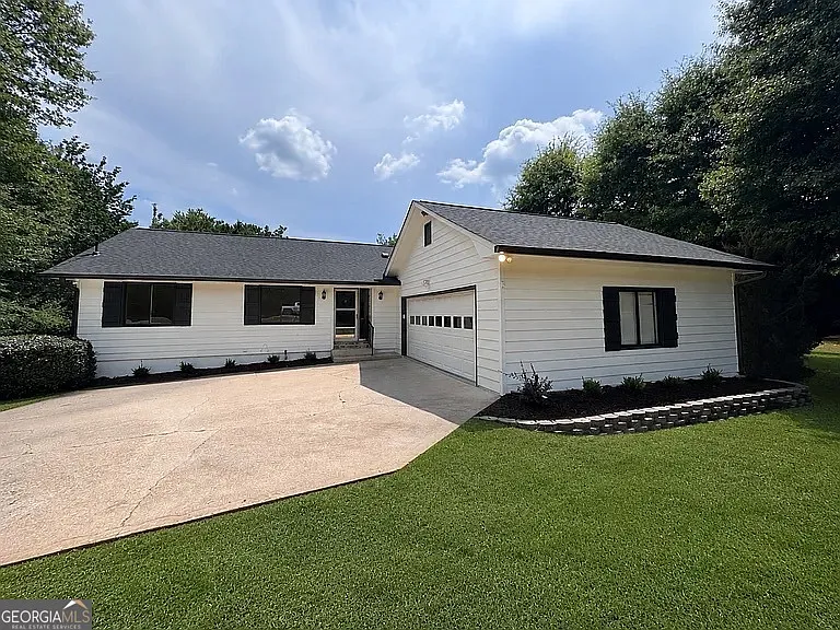3 bed, 2.0 bath, 2400 sqft, $2,300 — Photo 1