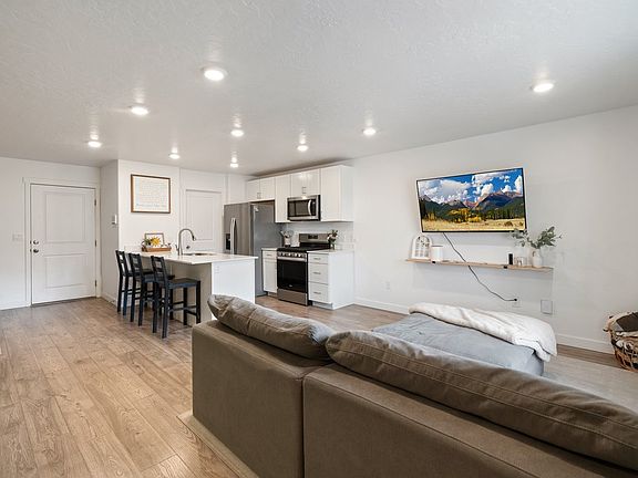 3rd image of 1208 W Summit Ridge Pkwy