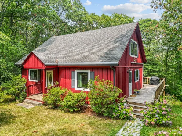 8 Peters Pond Dr, Forestdale, MA 02644