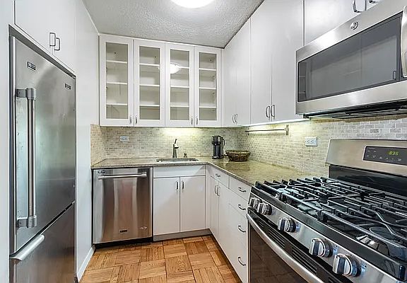 5th image of 201 W 70th St APT 3C