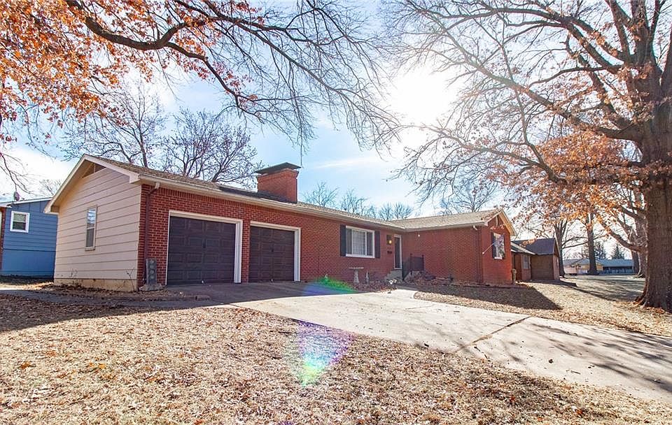 1st image of 400 Hillcrest Dr