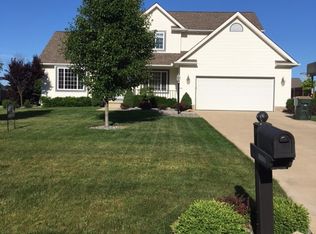 10455 Carrousel Woods Dr, New Middletown, OH 44442